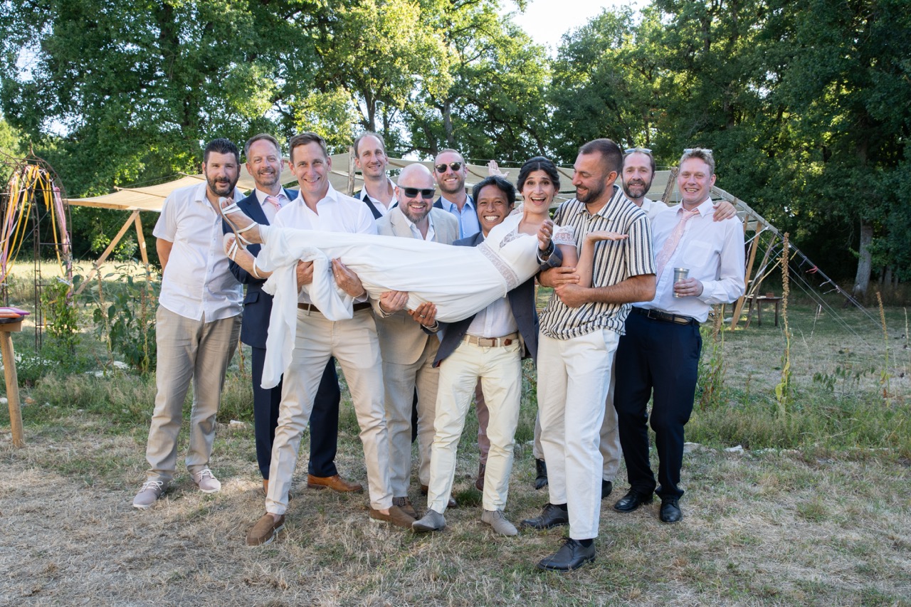 La mariée portée par ses amis